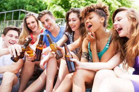 o consumo de álcool e drogas entre jovens no brasil